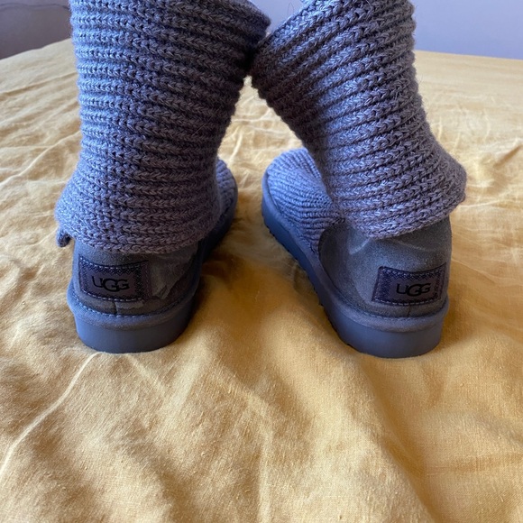UGG boots, barely worn, size 7 - Picture 3 of 5